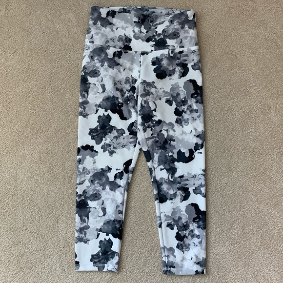 Balance Collection Women’s High Rise Capri Floral White Black Abstract Size M - Picture 3 of 5